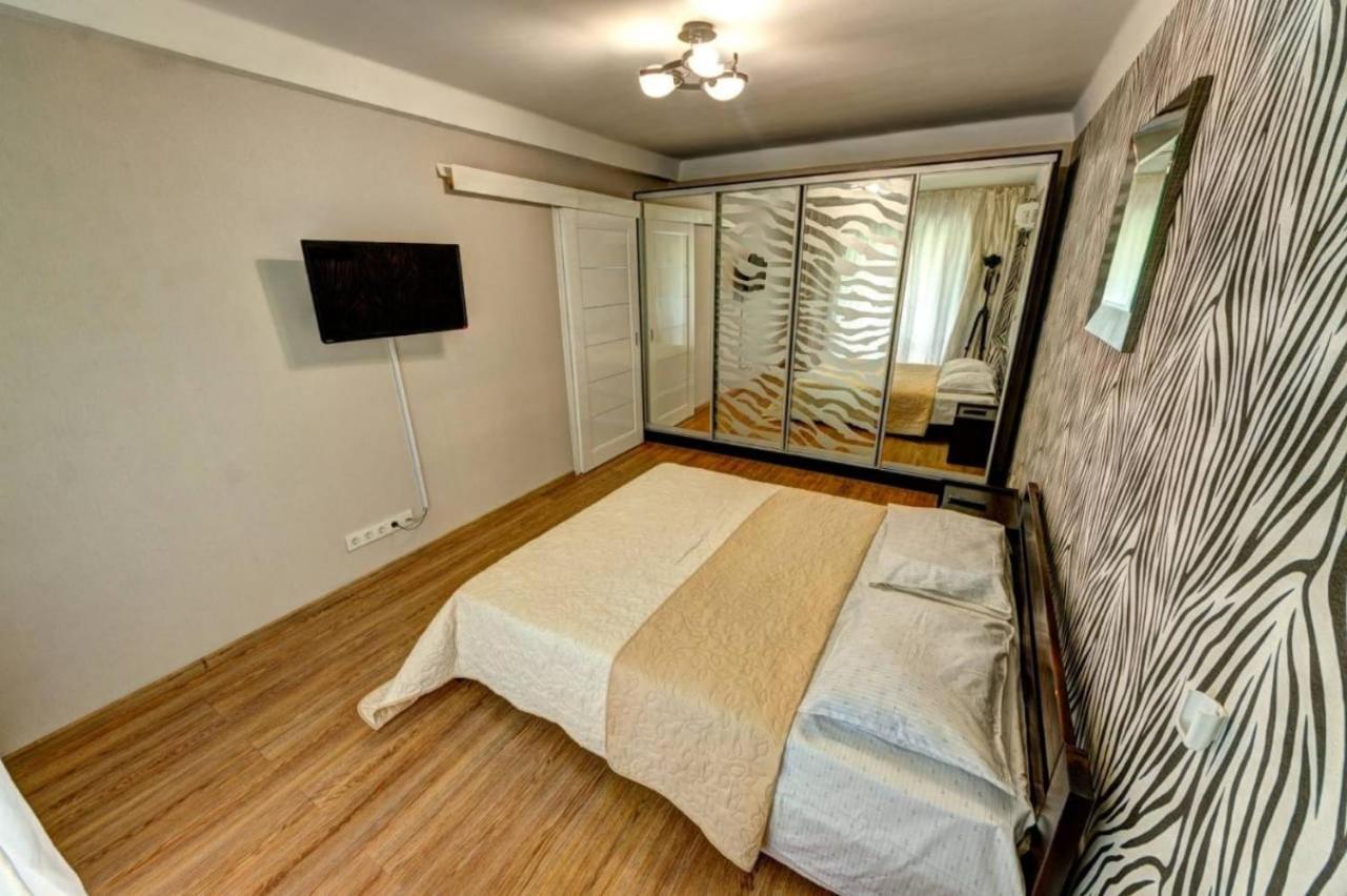 Excellent Apartment Druzhby Narodov Boulevard 3A. Lybedskaya Metro Station Kiev Exterior foto